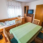 Relaxing Retreat With Hot Tub In - Three Bedroom Apartmán Sevnica