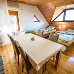 Relaxing Retreat With Hot Tub In - Three Bedroom *