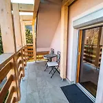 Relaxing Retreat With Hot Tub In - Three Bedroom *