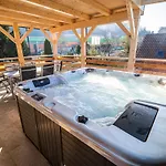 Apartmán Relaxing Retreat With Hot Tub In - Three Bedroom *