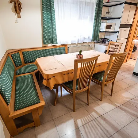 Relaxing Retreat With Hot Tub In - Three Bedroom Apartma