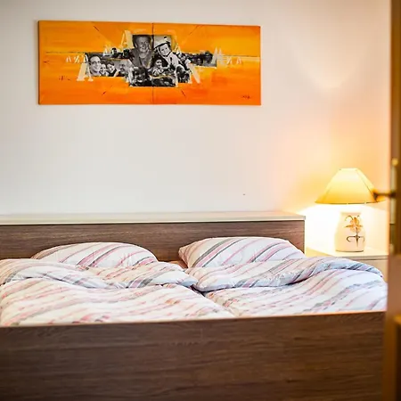 Relaxing Retreat With Hot Tub In - Three Bedroom Apartma *