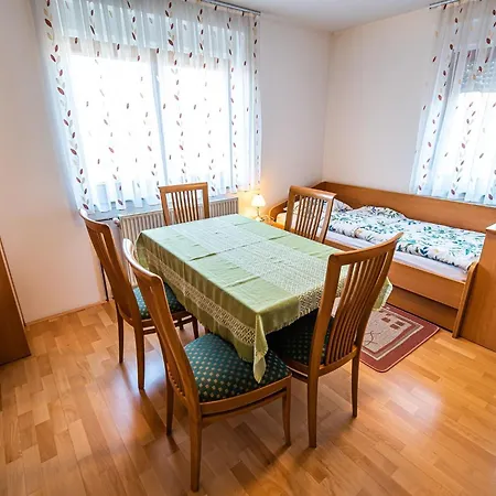Lejlighed Relaxing Retreat With Hot Tub In - Three Bedroom Sevnica