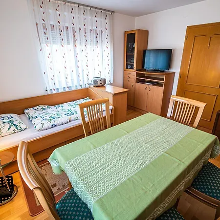 Relaxing Retreat With Hot Tub In - Three Bedroom Apartamento Sevnica