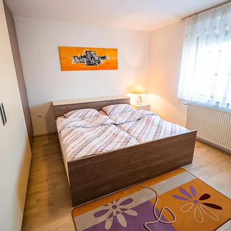 Appartement Relaxing Retreat With Hot Tub In - Three Bedroom *