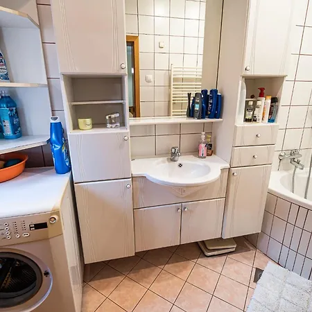 Lejlighed Relaxing Retreat With Hot Tub In - Three Bedroom