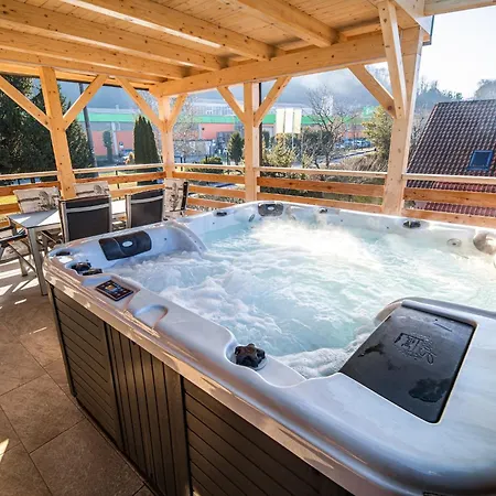 Lejlighed Relaxing Retreat With Hot Tub In - Three Bedroom *