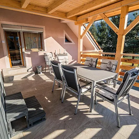 Relaxing Retreat With Hot Tub In - Three Bedroom *