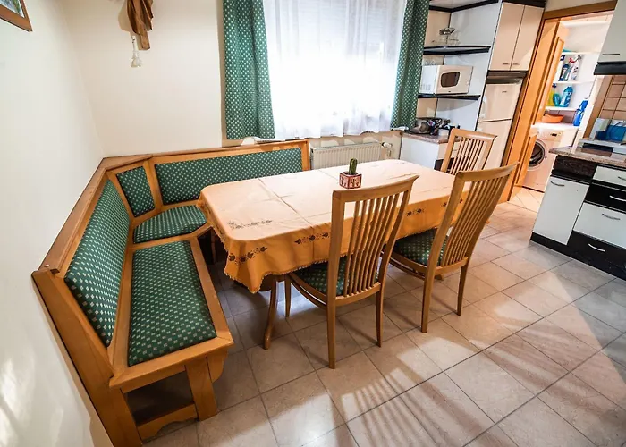 Relaxing Retreat With Hot Tub In - Three Bedroom Apartmán