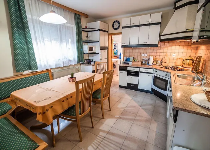 Apartmán Relaxing Retreat With Hot Tub In - Three Bedroom