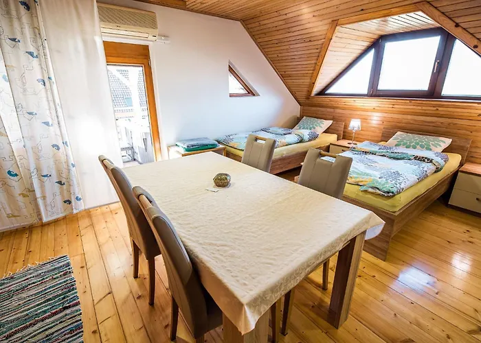 Relaxing Retreat With Hot Tub In - Three Bedroom *