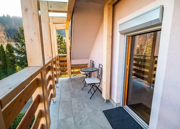 Relaxing Retreat With Hot Tub In - Three Bedroom *