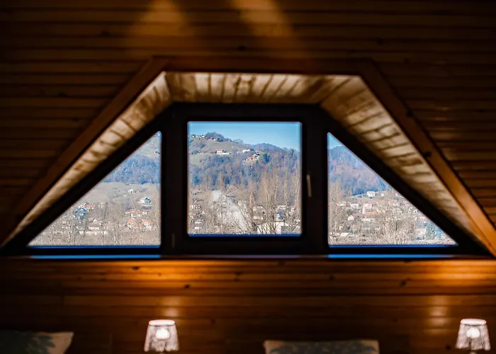 Relaxing Retreat With Hot Tub In - Three Bedroom Apartma