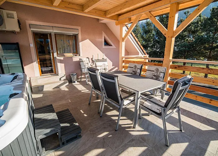 Relaxing Retreat With Hot Tub In - Three Bedroom *